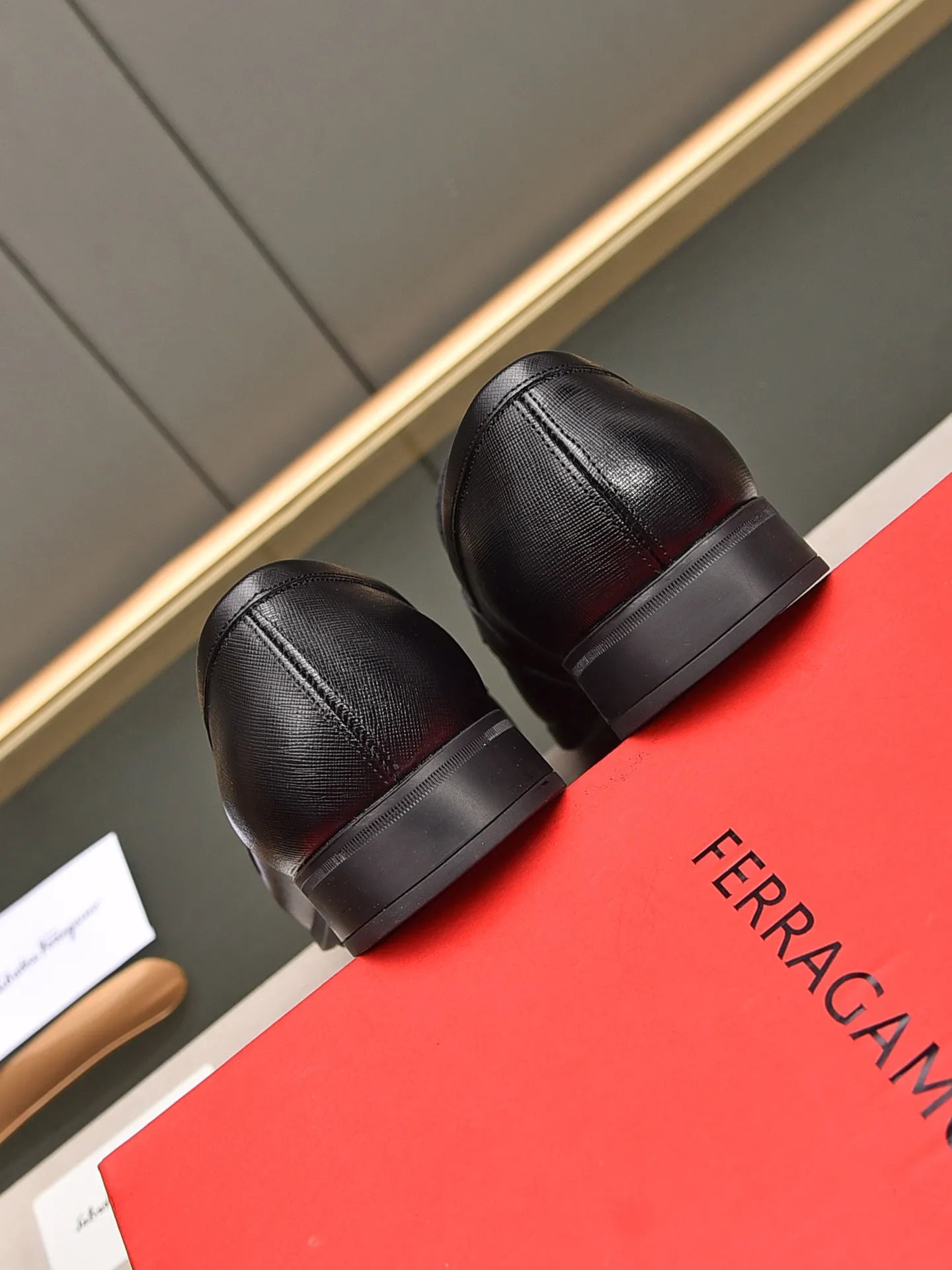 Men's shoes 💰: 460 [Original running volume and quality] Brand: Ferragamo (Ferragamo) Size: Men's size 38/44 (45 can be customized) Grade: Same style as the official website High-end quality men's shoes Material: Original first-layer calfskin Water-dyed cowhide lining Original outsole Style categories: Men's fashion formal business casual leather shoes Slip-on men's high-top series Young fashion European and American trends British style Casual matching Comfortable on the feet
